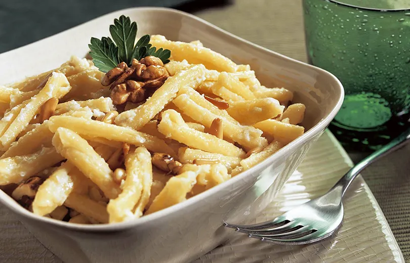 Strozzapreti noci, miele di acacia e pecorino